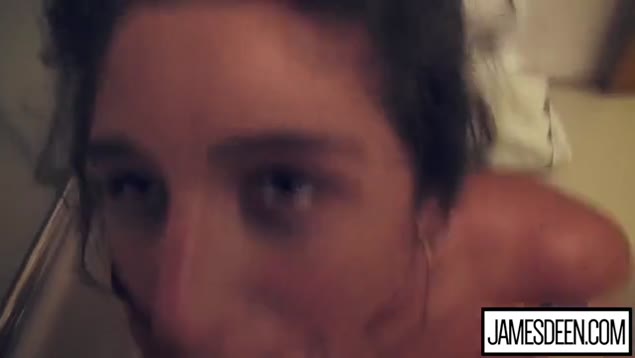 Peguei e transei duro com a gata quando ela saiu do banheiro