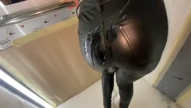 A garota há muito sem transar se entregou a um estranho no elevador público