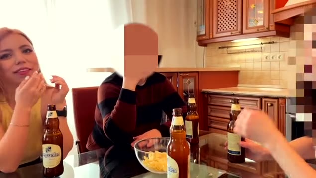 A esposa do amigo chupa meu pau enquanto o marido espera na mesa