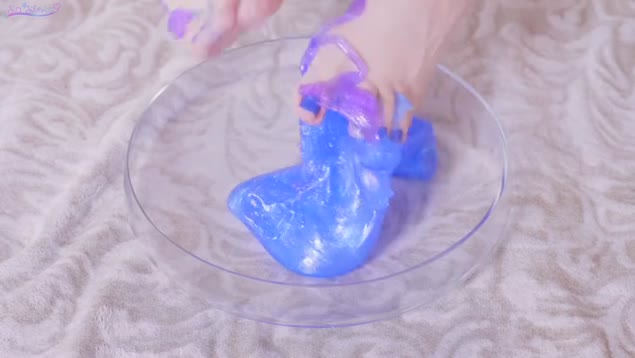 Fetichista de pés brinca com orbeez e slime na frente da câmera