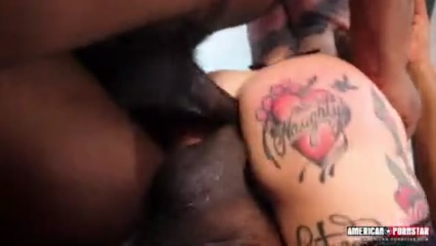 Estrela pornô americana chupa dois paus pretos grandes ao mesmo tempo