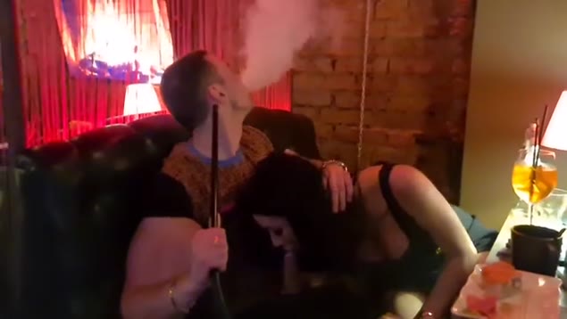 Cara musculoso fuma narguilé enquanto a garota chupa seu pau - pornô vazado