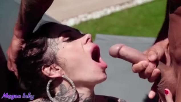 A vadia tatuada chupa dois paus ao mesmo tempo e leva rola nos dois buracos