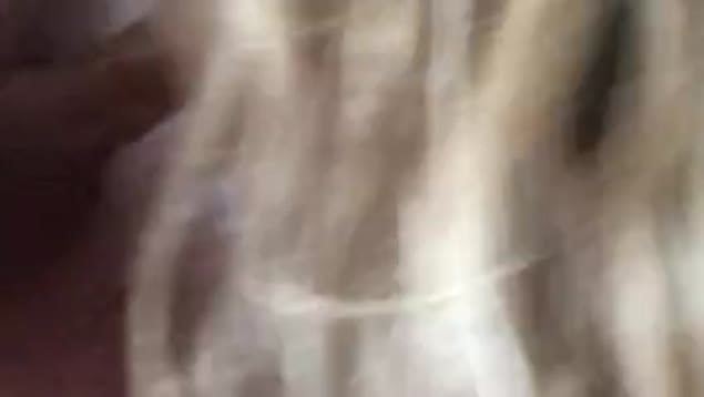 Dedilha a garota no carro e depois fode ela na buceta em casa