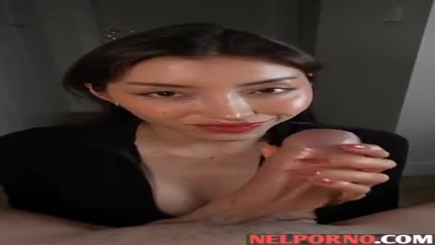 Garota linda com apetite chupando o pau do namorado