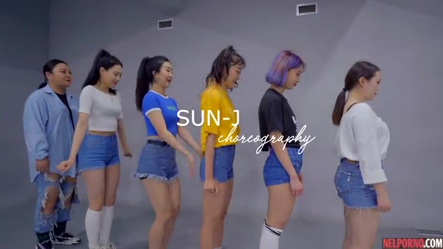 Asiáticas jovens balançam os peitos dançando juntas