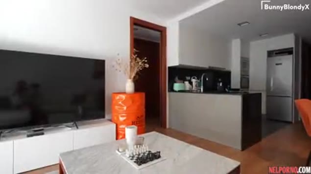 Apalpa os peitos grandes da loira e fica louco de tesão