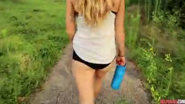 Loira charmosa chupa o pau gostoso na natureza