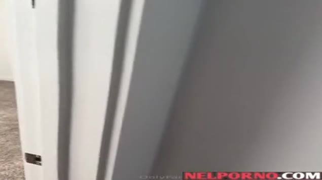 Blondinha sexy abriu as pernas de forma erótica
