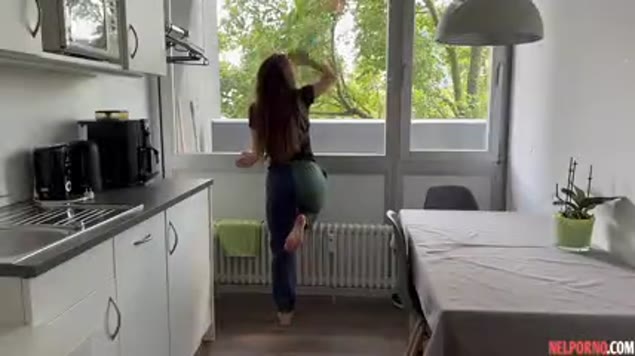 Morena de bunda grande na cozinha faz boquete no cara e pula no pau do vizinho