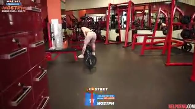 Ajudei a garota esportiva de legging a sentir prazer