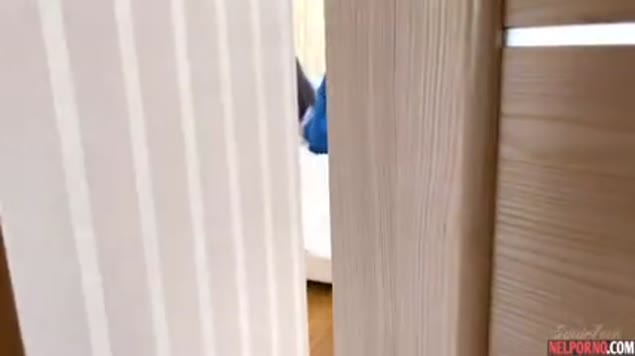 Pornô caseiro com garota de bunda grande de jeans rasgado