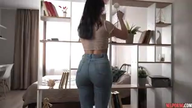 Garota de bunda grande ficou presa e foi fodida pelo vizinho