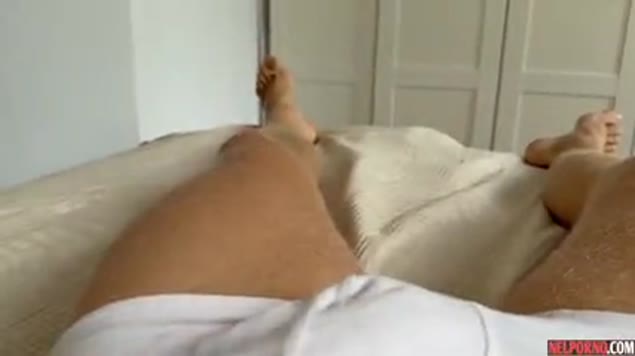 No pornô caseiro a garota faz um boquete habilidoso de joelhos