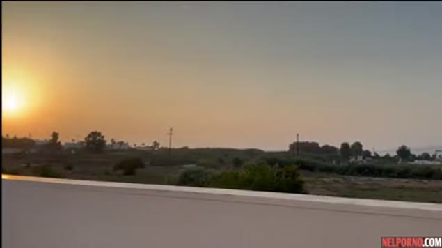 A garota com bunda grande transa com o cara com vista para o pôr do sol