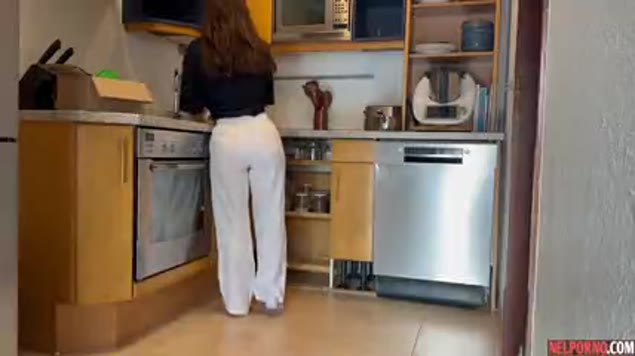 No pornô caseiro a gostosa chupa o pau bem na cozinha