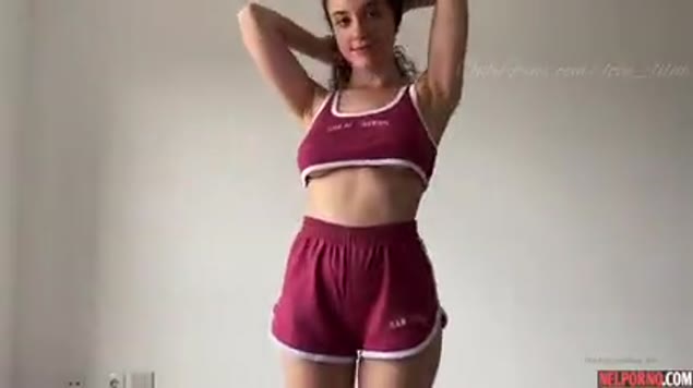 Garota em pornô de primeira pessoa mostrou os peitos