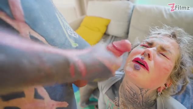 A vadia tatuada topou foda em grupo com anal duplo