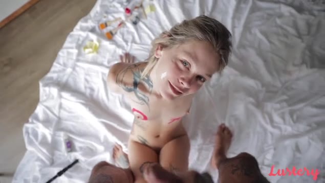 Cara tatuado me fez gozar rápido com os dedos