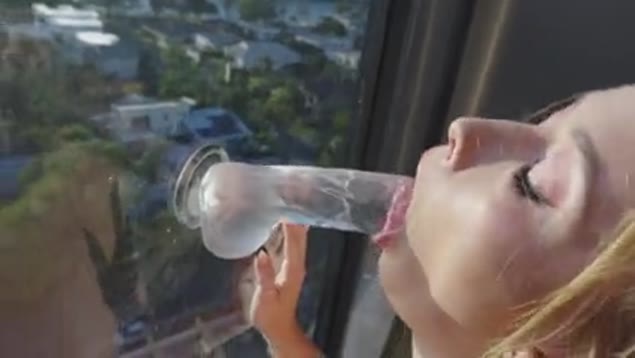 Loura se fode com dildo na varanda de Gold Coast, Queensland