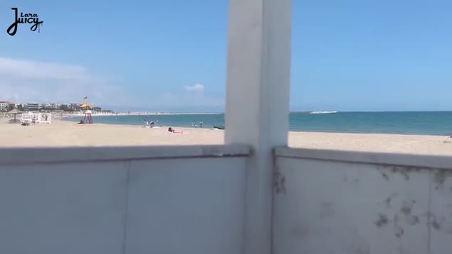 Me escondi na cabine da praia e masturbei a buceta