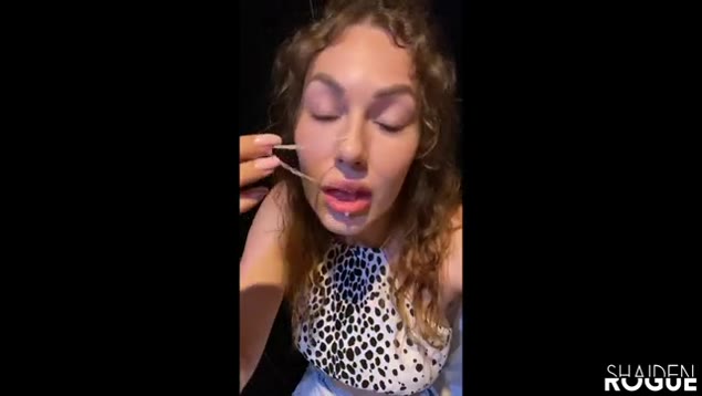 A garota sabe como agradar o namorado e engole o pau bem fundo