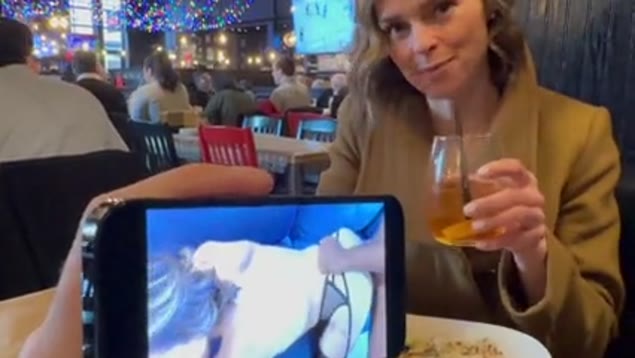 Mal me segurei no restaurante pra não gozar com o vibrador na buceta