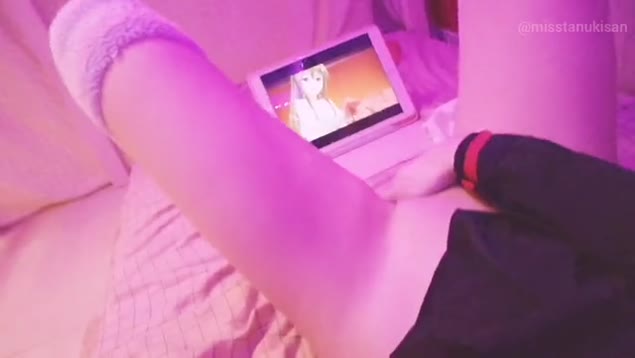 Novinha assiste pornô de anime e acaricia sua boceta molhada