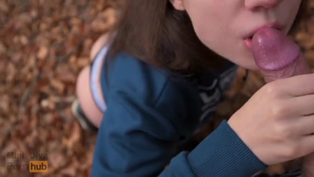 Mamada no parque público de uma garota gostosa de peitos grandes